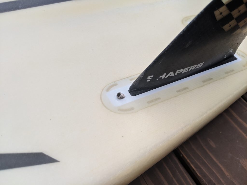【初心者】サーフィンのfuturesフィンの取り付け方を写真付で解説する