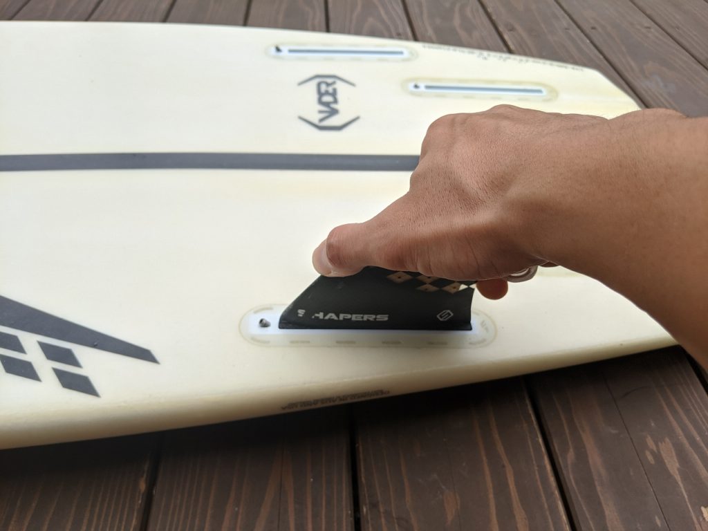 【初心者】サーフィンのfuturesフィンの取り付け方を写真付で解説する