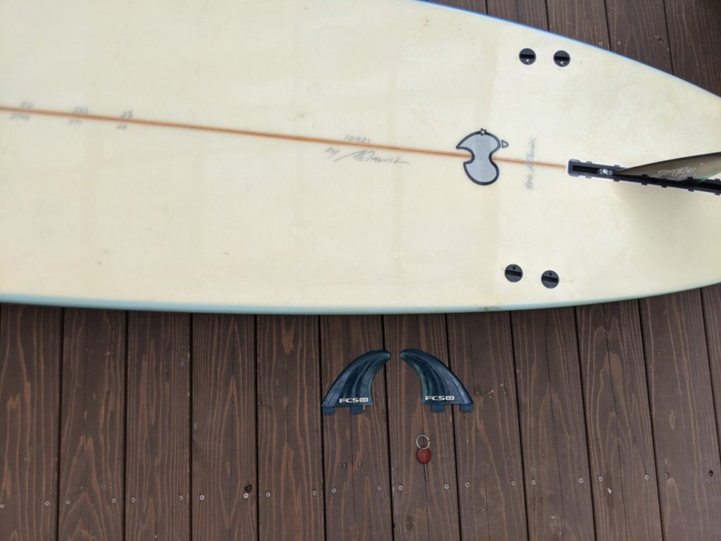 【初心者】サーフィンのFCSフィンの取り付け方を写真で解説