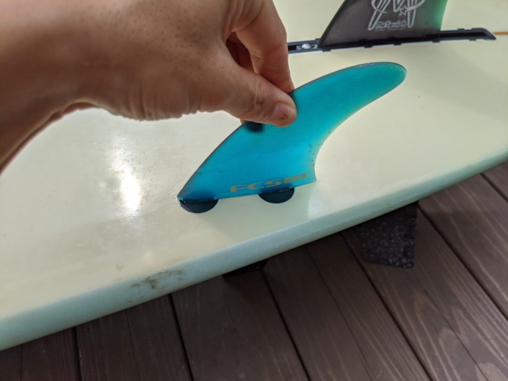 初心者サーフィンのFCSフィンの取り付け方を写真付で解説  Surf or not サーフィンブログ