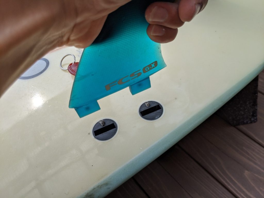 【初心者】サーフィンのFCSフィンの取り付け方を写真で解説