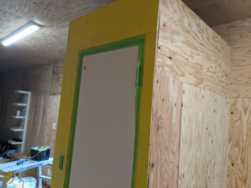 [サーフィンDIY]サーフボードを置く倉庫の内装を塗装 part2 - 水性ペンキで塗装編 -