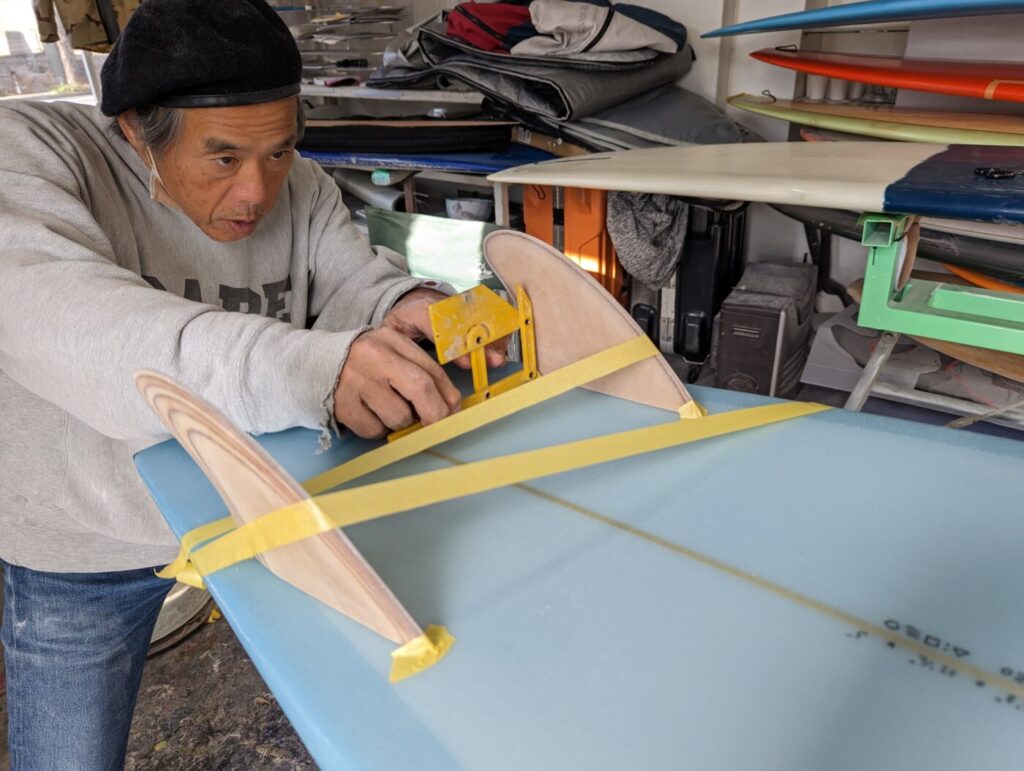 初心者サーファーがサーフボードを作る オンフィン立てるの巻