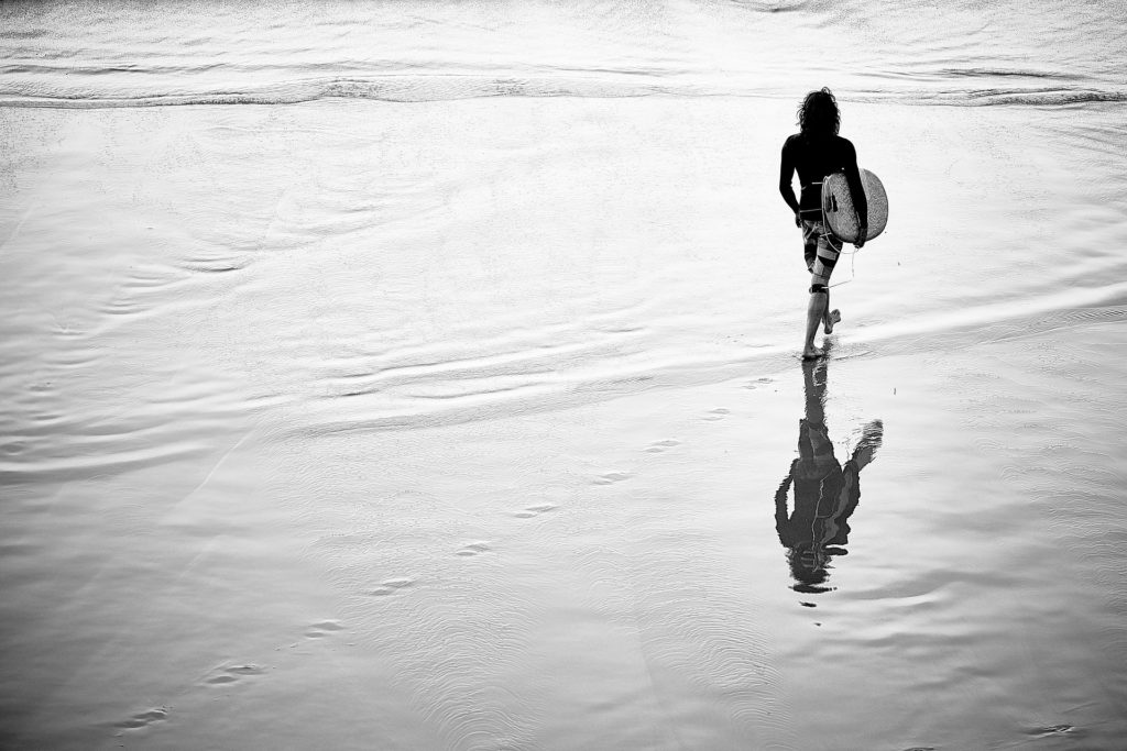 surfer-walk-on-the-beach
