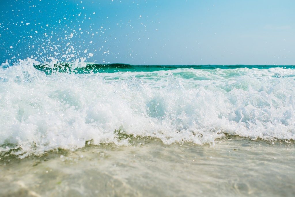 small-wave-near-beach