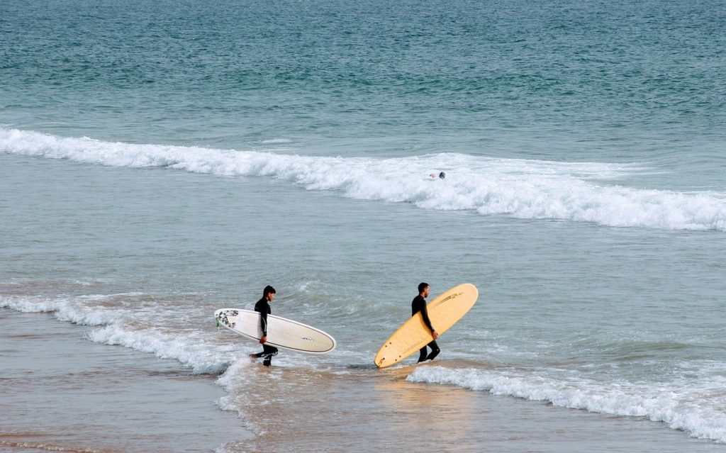 surfer-getting-in-with-longboard