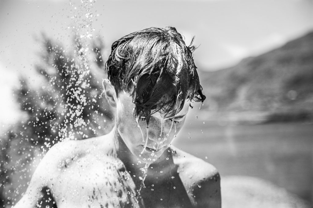 水で体を洗い流す