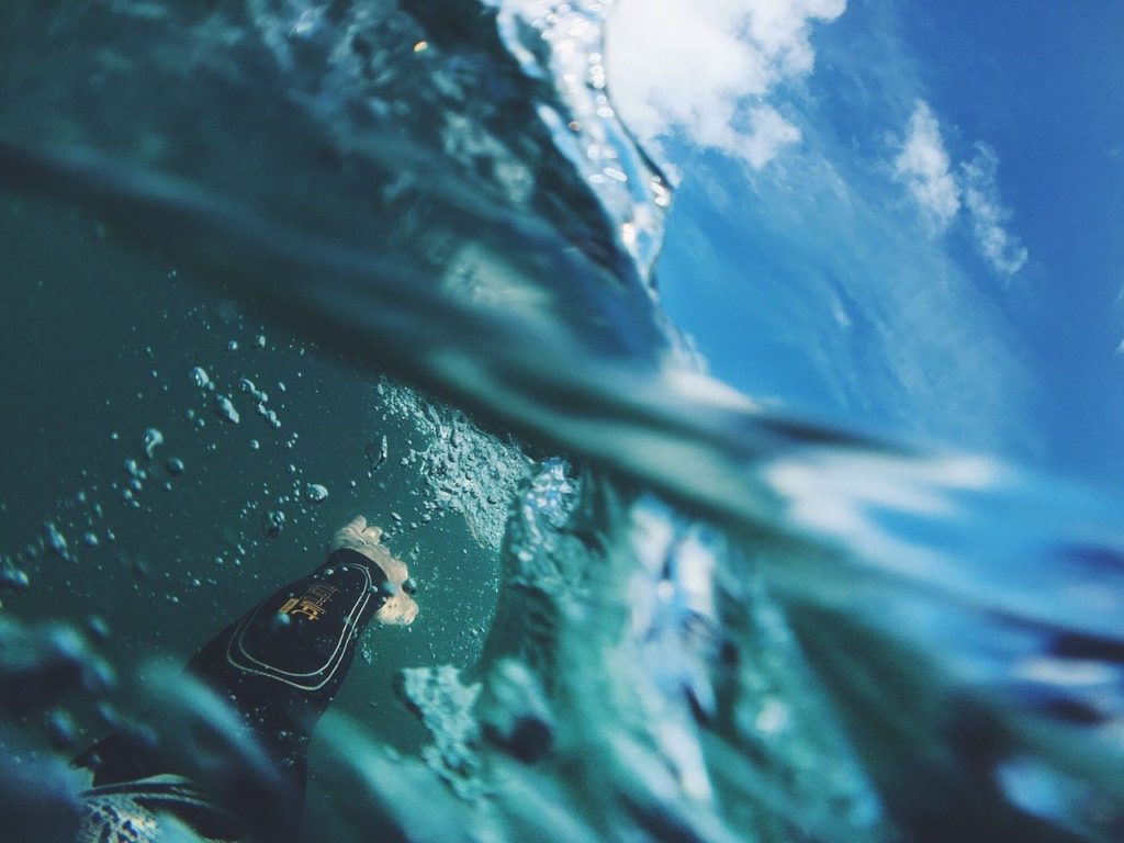 surfer-underwater
