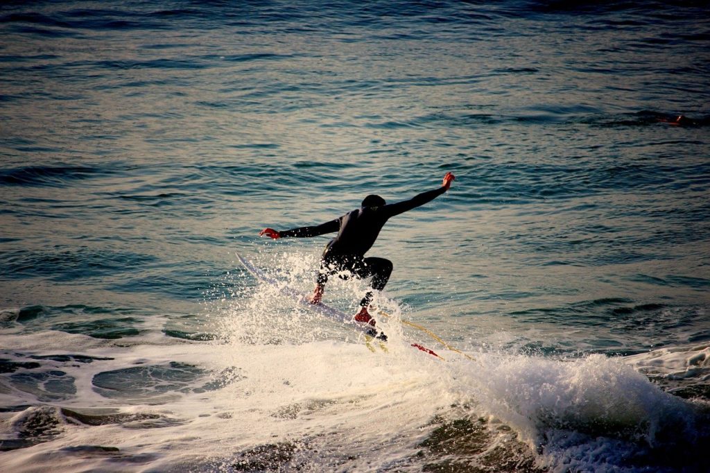 surfer-surfing-with-balance