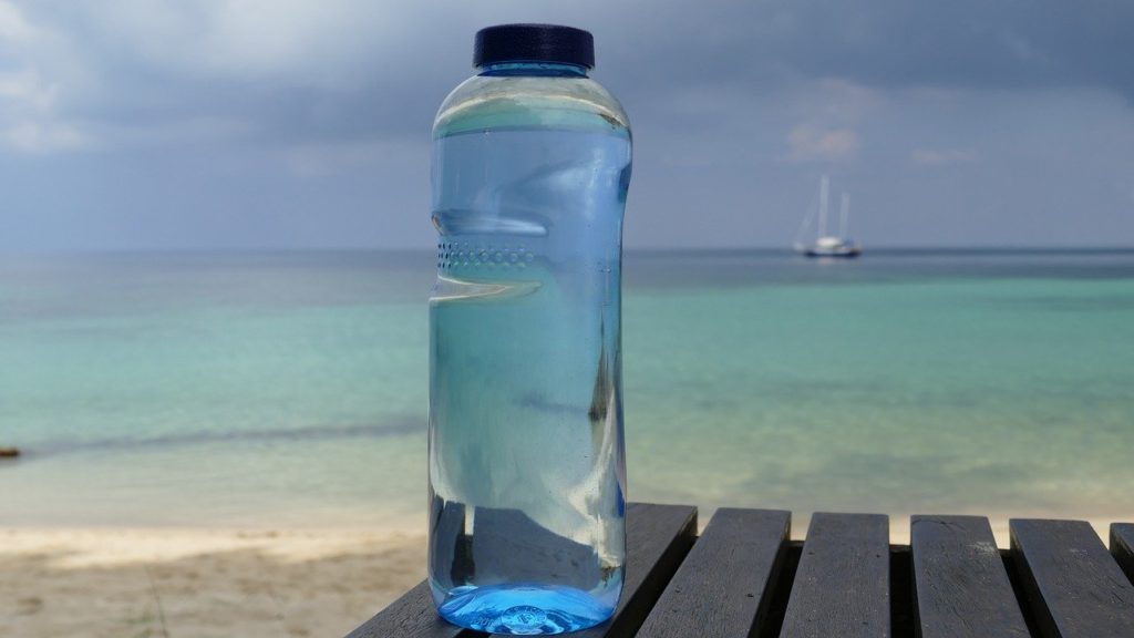 サーフィンには水筒が必要