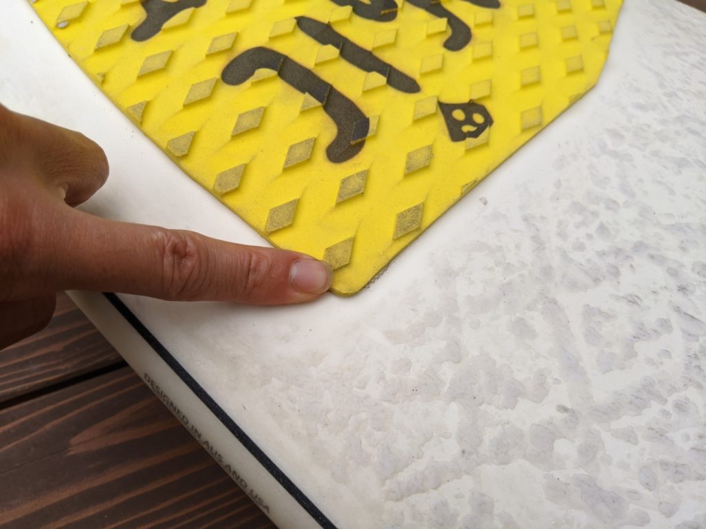 剥がれたデッキパッドを貼り直す方法