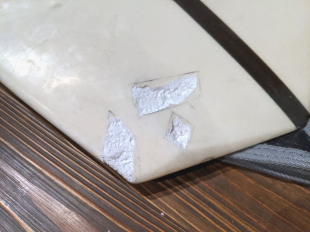 クラッシュしたサーフボードをDIY簡易リペア pt2 [切取り編]