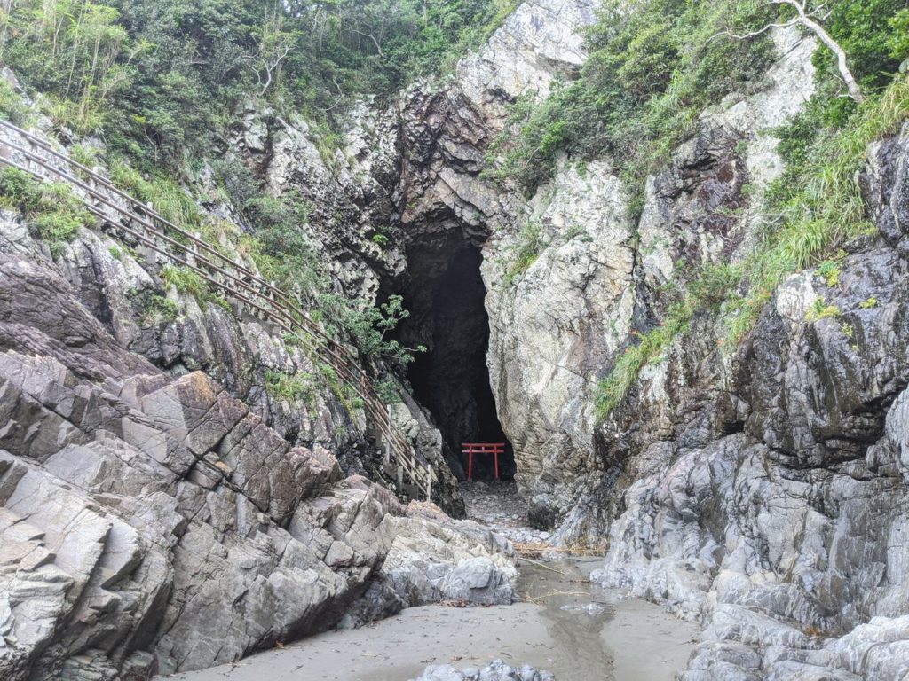 伊勢ケ浜サーフポイントにある「龍宮(鵜戸神宮)」が神秘的だった話