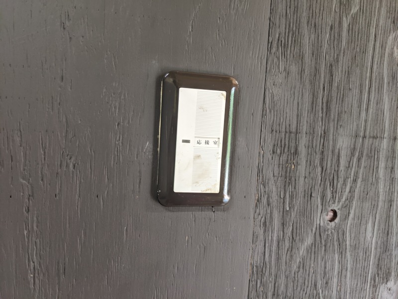 [サーフィンDIY]サーフボードを置く倉庫の内装を塗装 part2 - 水性ペンキで塗装編 -