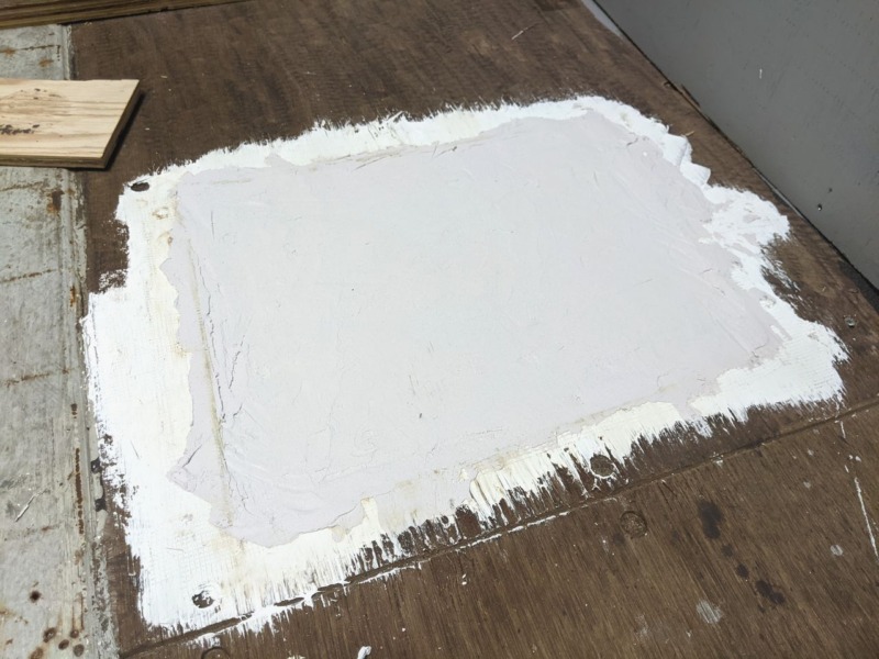 サーフボード収納倉庫のコンテナハウスの床の穴を塞ぐ
