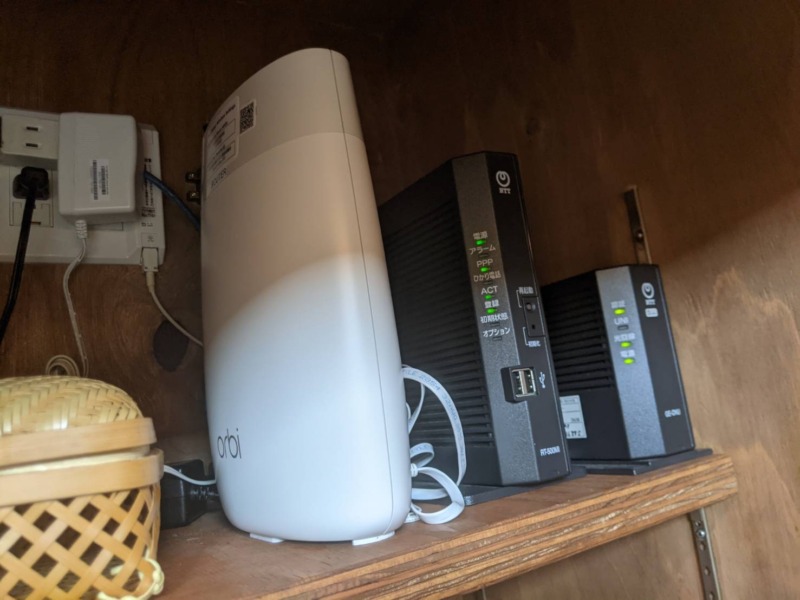 [レビュー]メッシュWi-Fi「NETGEAR orbi RBK50」導入したらネット環境すこぶる改善[サーフボード収納倉庫]