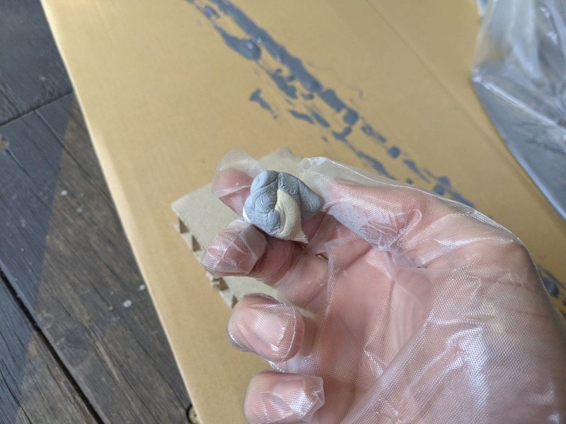 たった600円で外壁の穴をエポキシパテで簡単に埋めた[コンテナハウス]