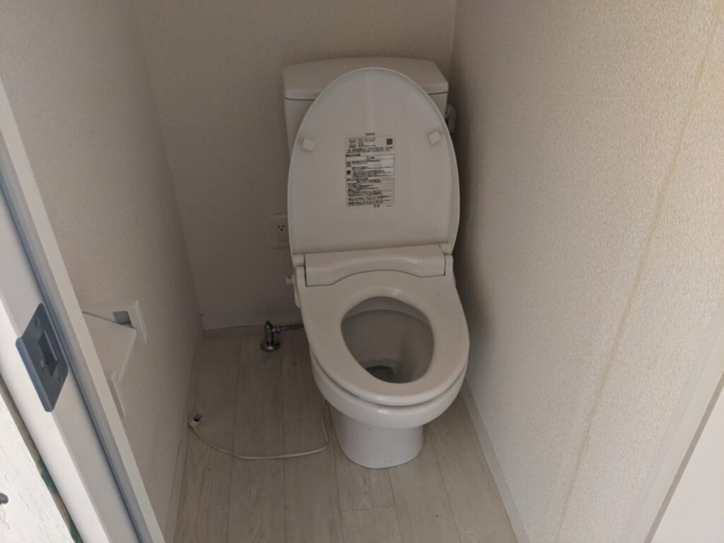 ステッカーボムの貼り方も知らない中年サーファーがトイレをボムってみた末路[パソコンやバイクカスタムで見かけるヤツ]