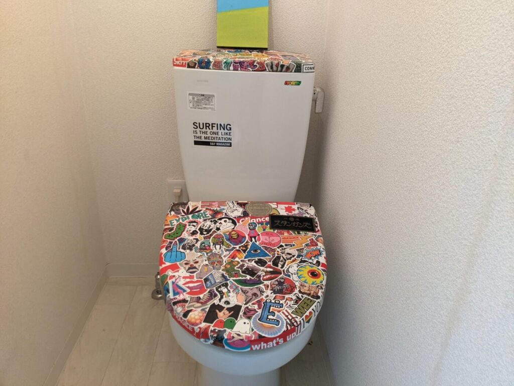ステッカーボムの貼り方も知らない中年サーファーがトイレをボムってみた末路[パソコンやバイクカスタムで見かけるヤツ]