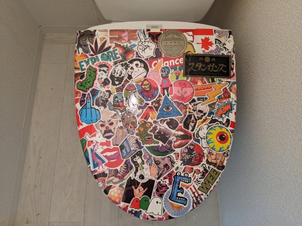 ステッカーボムの貼り方も知らない中年サーファーがトイレをボムってみた末路[パソコンやバイクカスタムで見かけるヤツ]