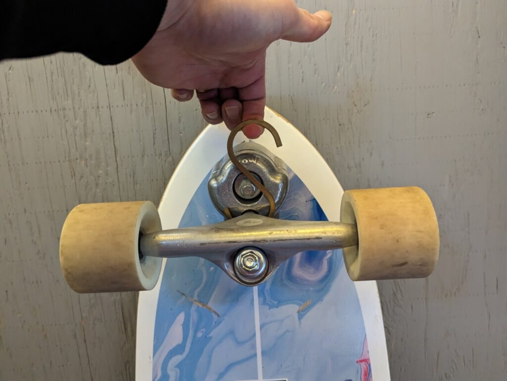 ３分で作れるサーフスケートのスケボースタンドを自作DIY