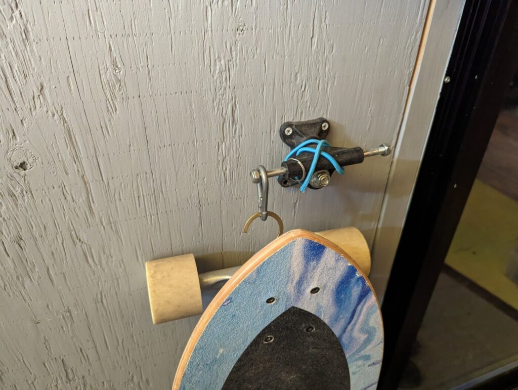 ３分で作れるサーフスケートのスケボースタンドを自作DIY