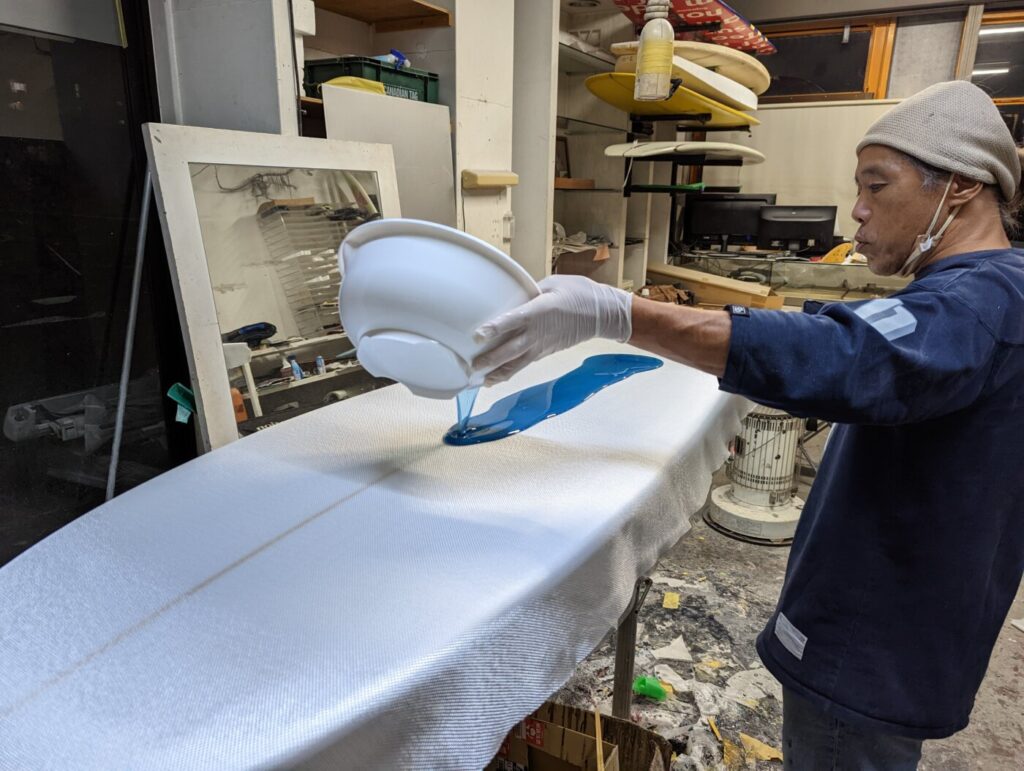 サーフボードシェイプ体験でグラッシングするの巻