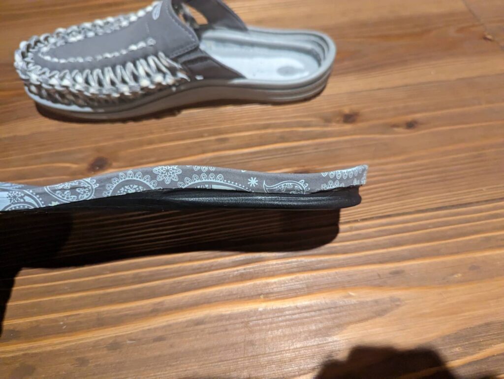 機能性とスタイルの両立 中年サーファーに最適なサンダル「KEEN UNEEK 2 SLIDE」