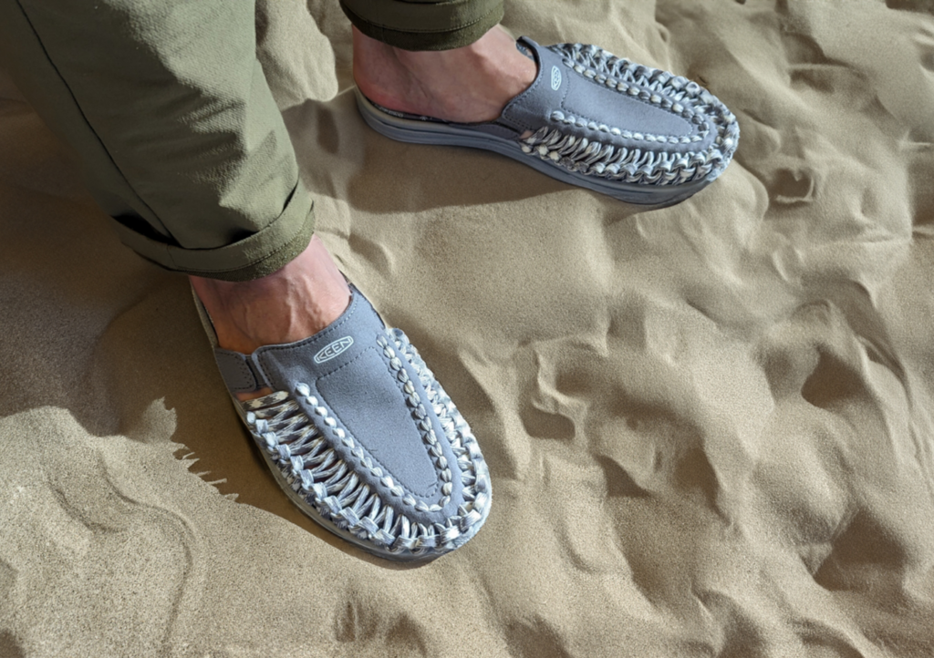機能性とスタイルの両立 中年サーファーに最適なサンダル「KEEN UNEEK 2 SLIDE」
