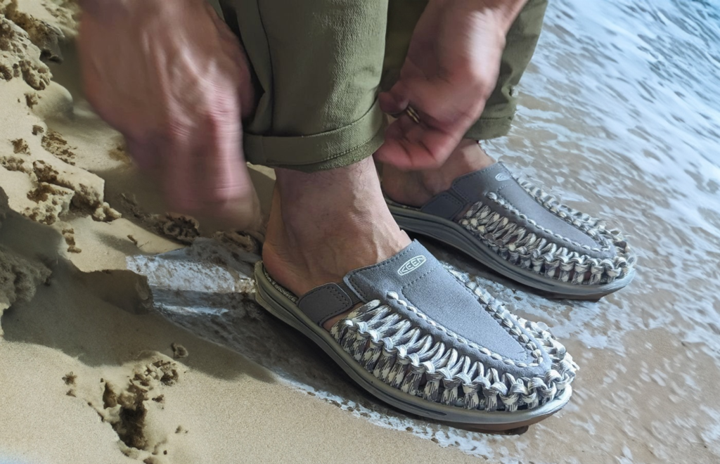 機能性とスタイルの両立 中年サーファーに最適なサンダル「KEEN UNEEK 2 SLIDE」