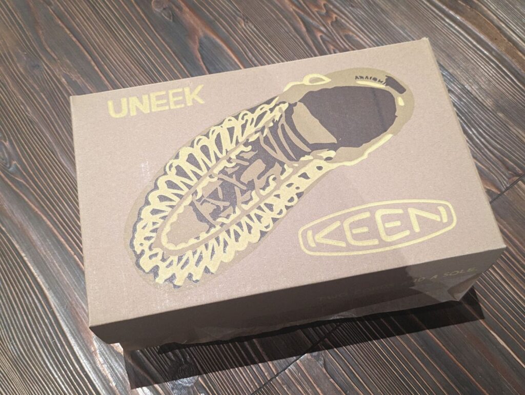 機能性とスタイルの両立 中年サーファーに最適なサンダル「KEEN UNEEK 2 SLIDE」