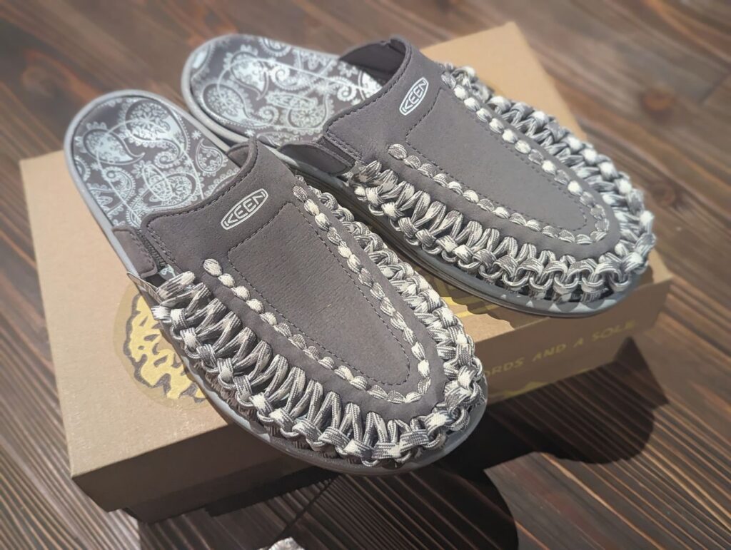 機能性とスタイルの両立 中年サーファーに最適なサンダル「KEEN UNEEK 2 SLIDE」