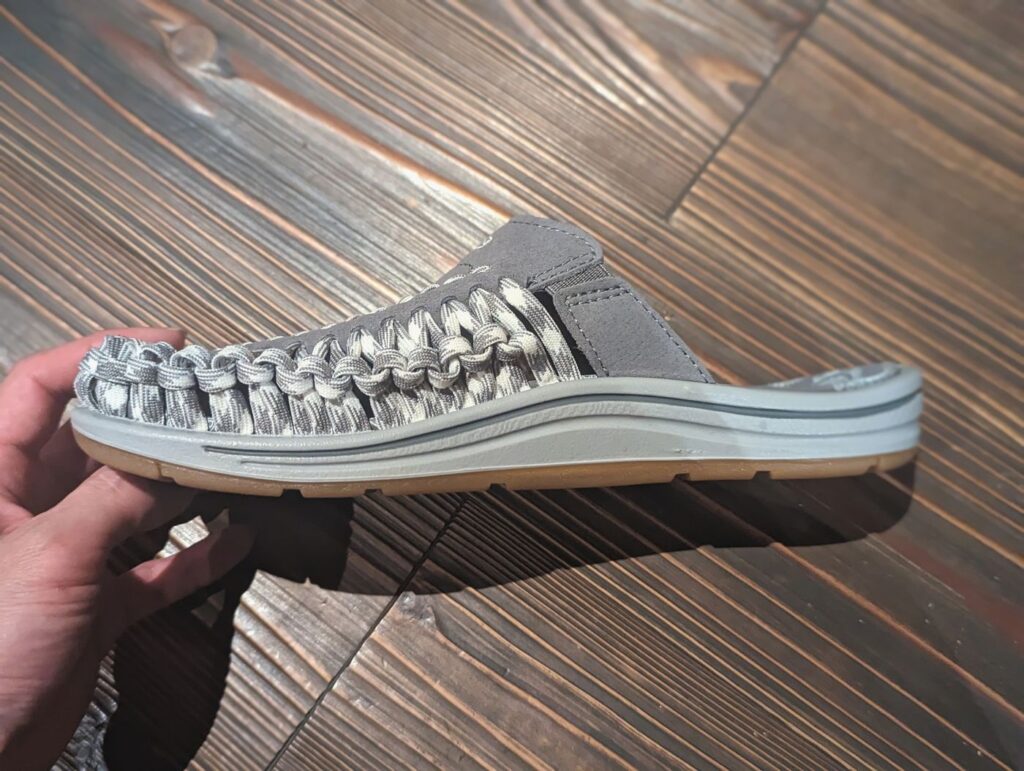 機能性とスタイルの両立 中年サーファーに最適なサンダル「KEEN UNEEK 2 SLIDE」