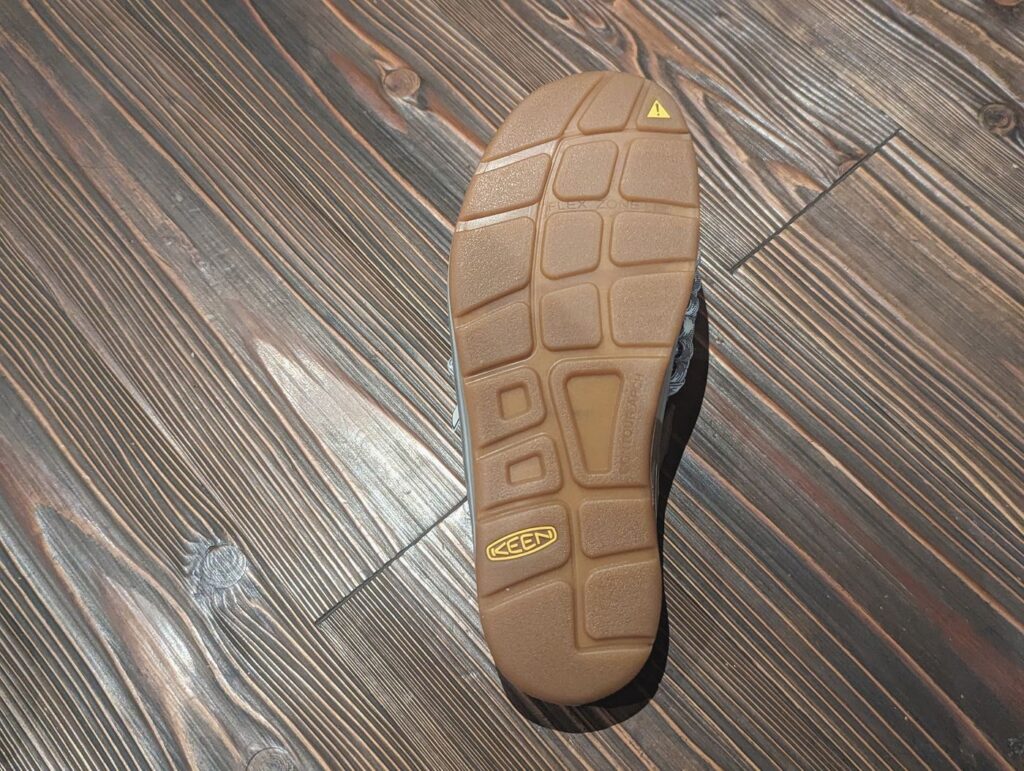 機能性とスタイルの両立 中年サーファーに最適なサンダル「KEEN UNEEK 2 SLIDE」