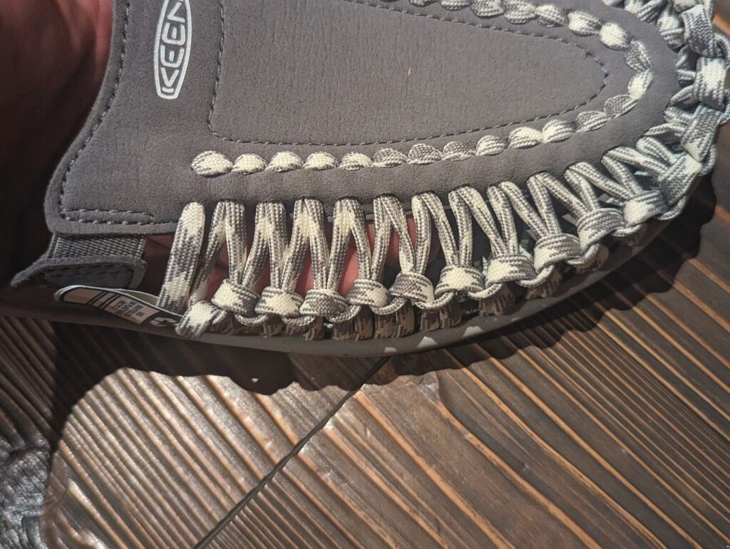 機能性とスタイルの両立 中年サーファーに最適なサンダル「KEEN UNEEK 2 SLIDE」
