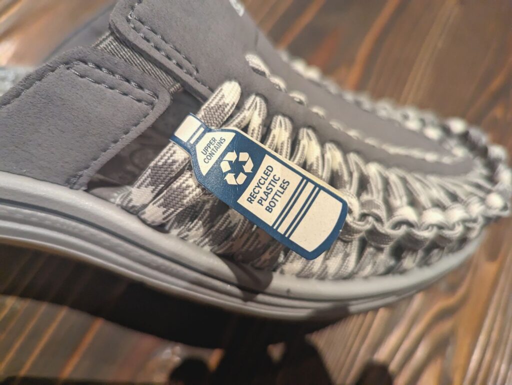 機能性とスタイルの両立 中年サーファーに最適なサンダル「KEEN UNEEK 2 SLIDE」