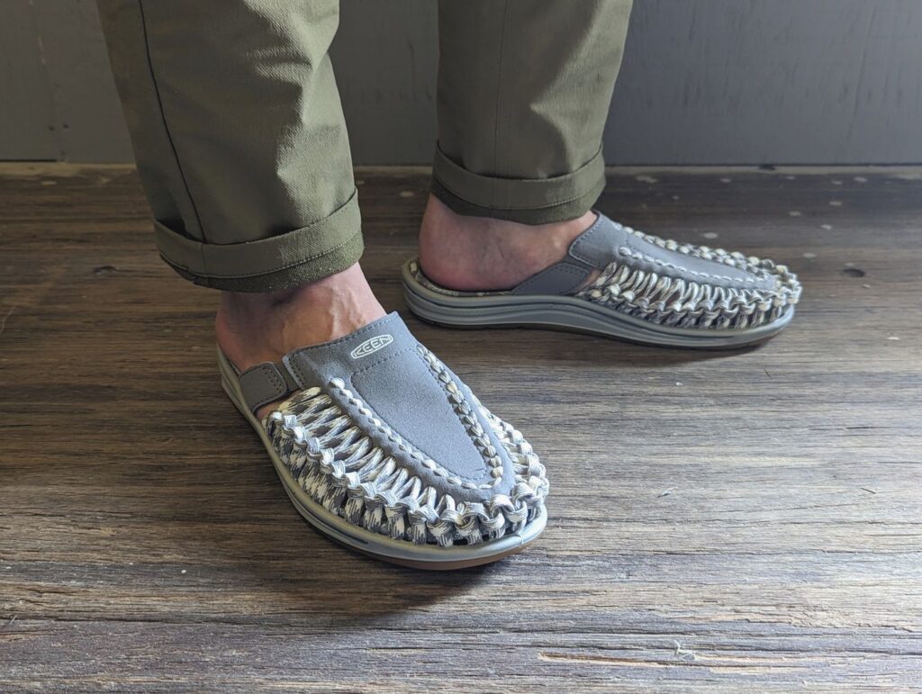 機能性とスタイルの両立 中年サーファーに最適なサンダル「KEEN UNEEK 2 SLIDE」