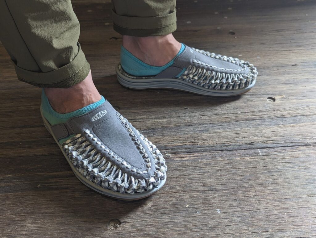 機能性とスタイルの両立 中年サーファーに最適なサンダル「KEEN UNEEK 2 SLIDE」